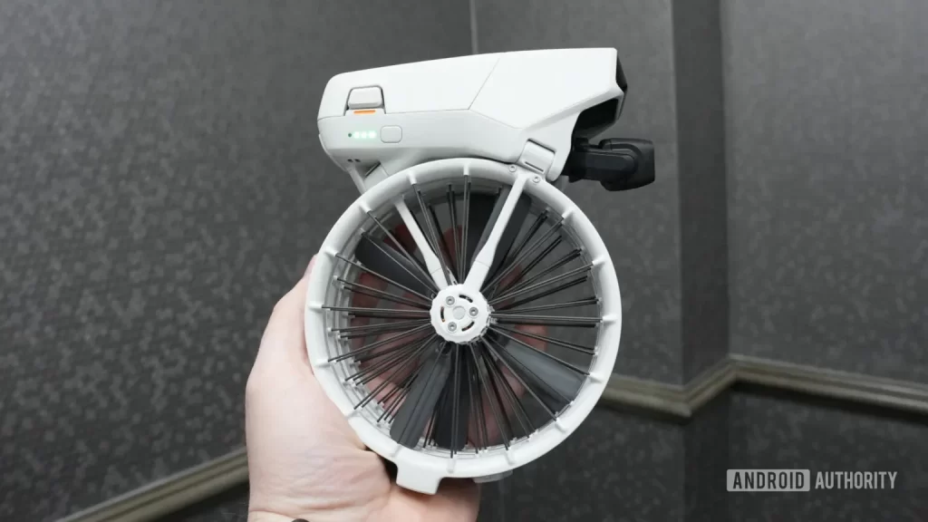 DJI最新款无人机DJI Flip折叠起来几乎难以辨认