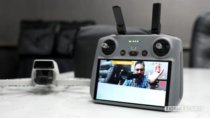 DJI最新款无人机DJI Flip折叠起来几乎难以辨认