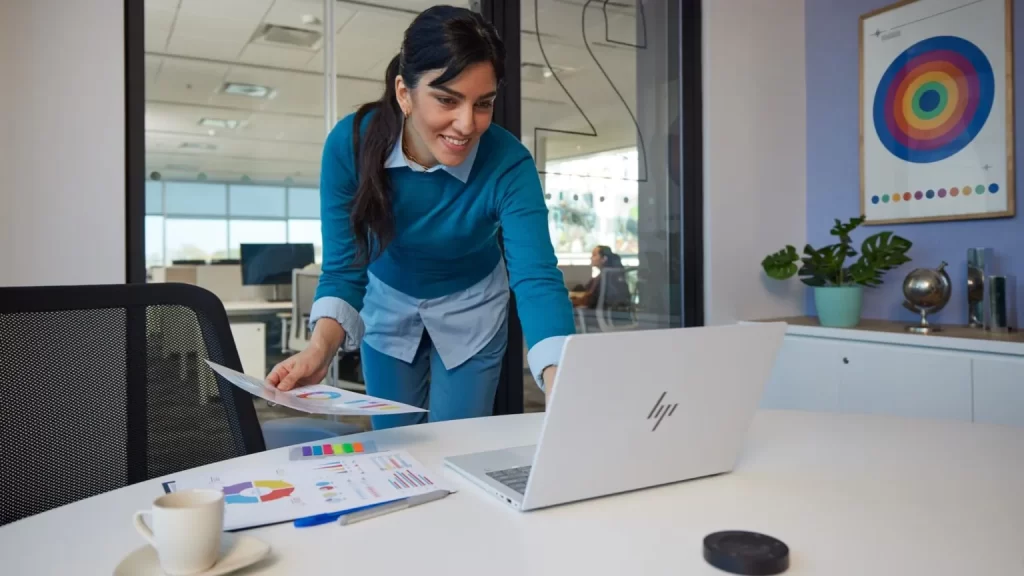 HP最新的EliteBook设备配备了内置的NPU和最新的Intel处理器