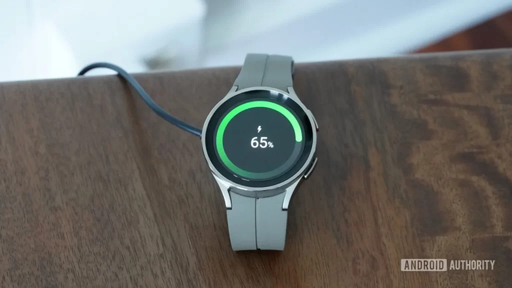 One UI 8 Watch 尚未发布，但这是它的新 One UI 7 风格充电动画（APK 拆解）
