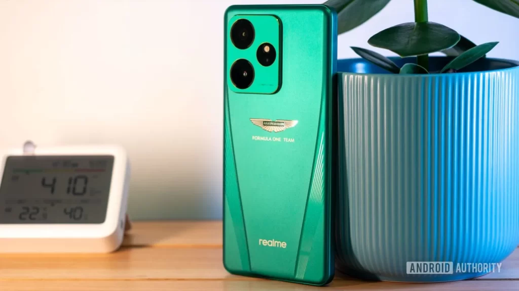 这款全新 Pixel 9 竞品配备了 7,000mAh 超大电池、120W 快充，以及全覆盖散热后盖