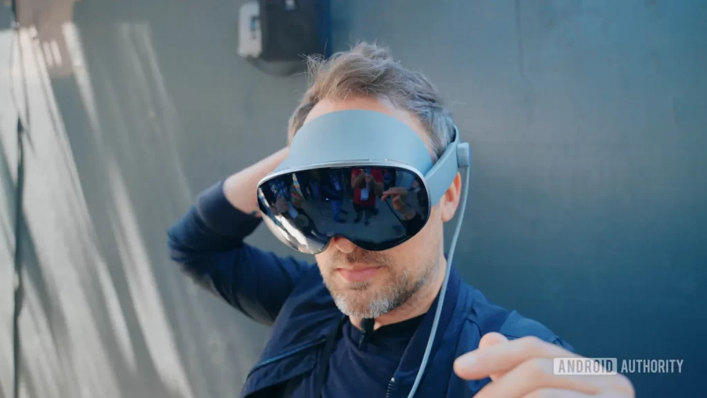 三星的 Project Moohan XR 头显在多个方面可能会与 Vision Pro 相似
