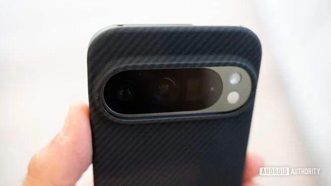 这是一款泄露的 Pixel 10 Pro 手机壳套在 Pixel 9 Pro 上的样子。