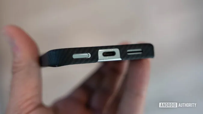 这是一款泄露的 Pixel 10 Pro 手机壳套在 Pixel 9 Pro 上的样子。