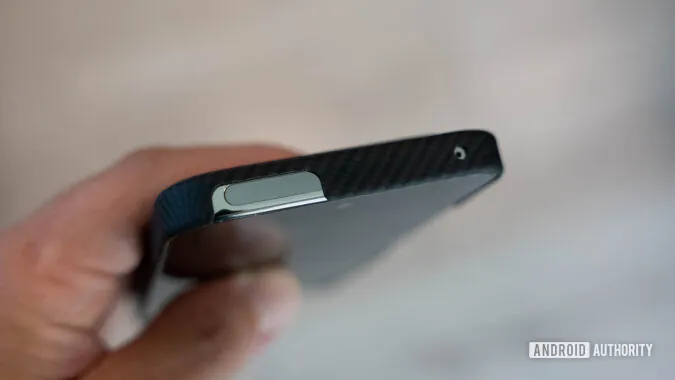 这是一款泄露的 Pixel 10 Pro 手机壳套在 Pixel 9 Pro 上的样子。