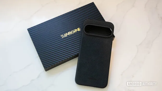 这是一款泄露的 Pixel 10 Pro 手机壳套在 Pixel 9 Pro 上的样子。