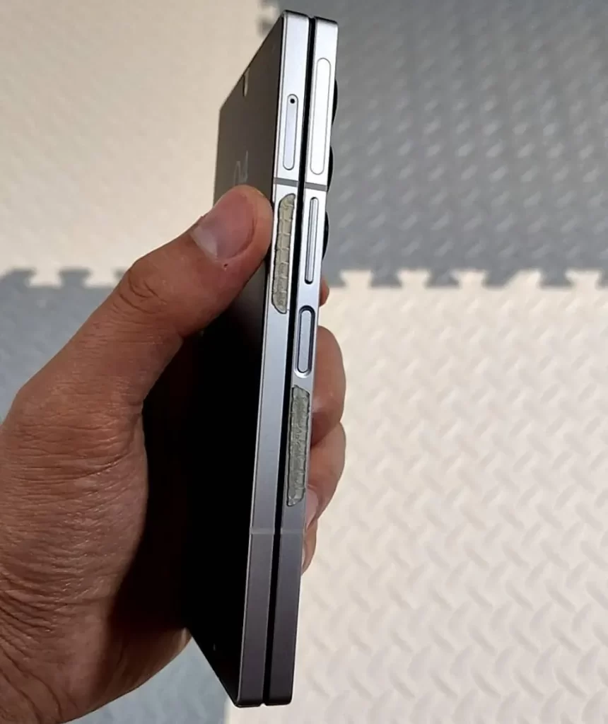 这就是为什么有人要在他们价值 2000 美元的 Galaxy Z Fold 7 上贴防滑贴膜的原因