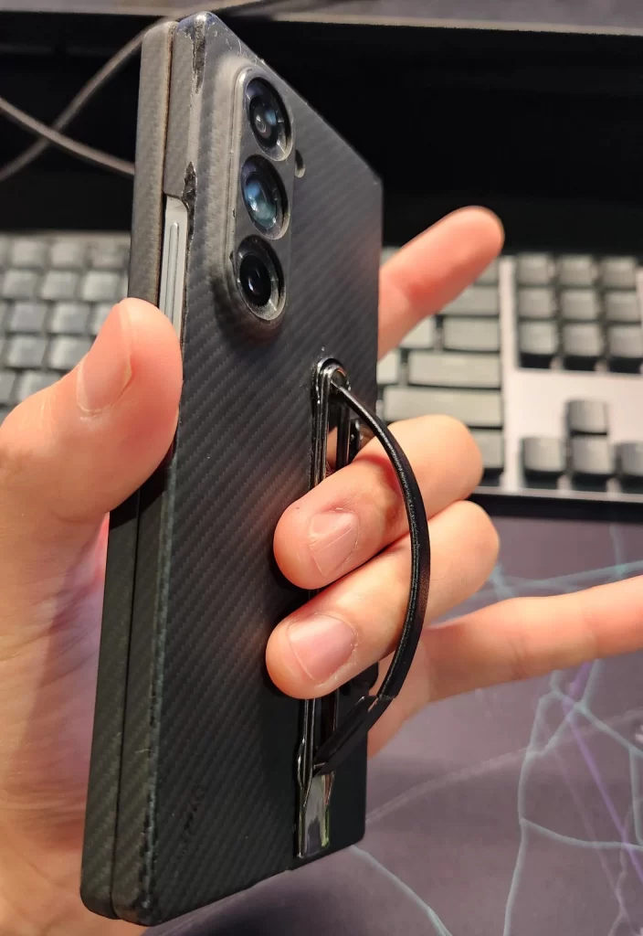 这就是为什么有人要在他们价值 2000 美元的 Galaxy Z Fold 7 上贴防滑贴膜的原因