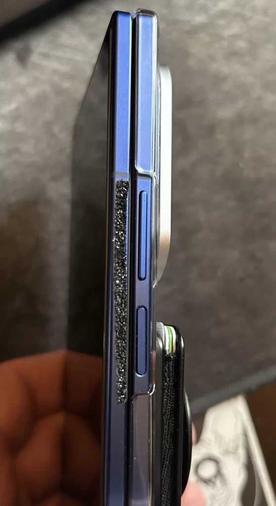这就是为什么有人要在他们价值 2000 美元的 Galaxy Z Fold 7 上贴防滑贴膜的原因