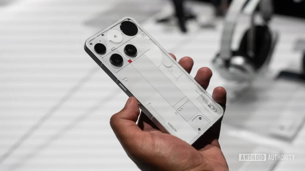 Nothing Phone 3 拆解揭示今年最奇特手机的内部结构