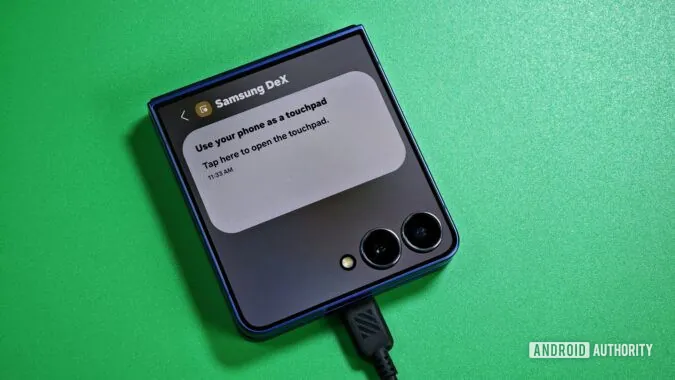 Samsung DeX 将 Galaxy Z Flip 7 变成了一台口袋里的迷你电脑，但它仍然缺少一个关键功能