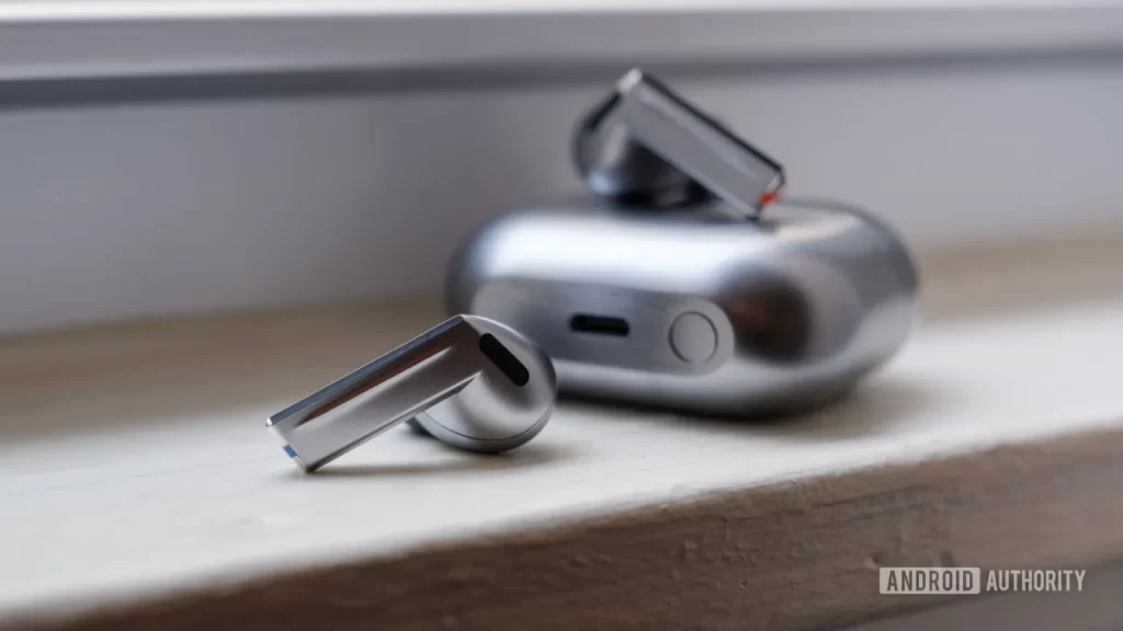 Galaxy Buds 3 FE 泄露图揭示出令人惊讶的高端设计