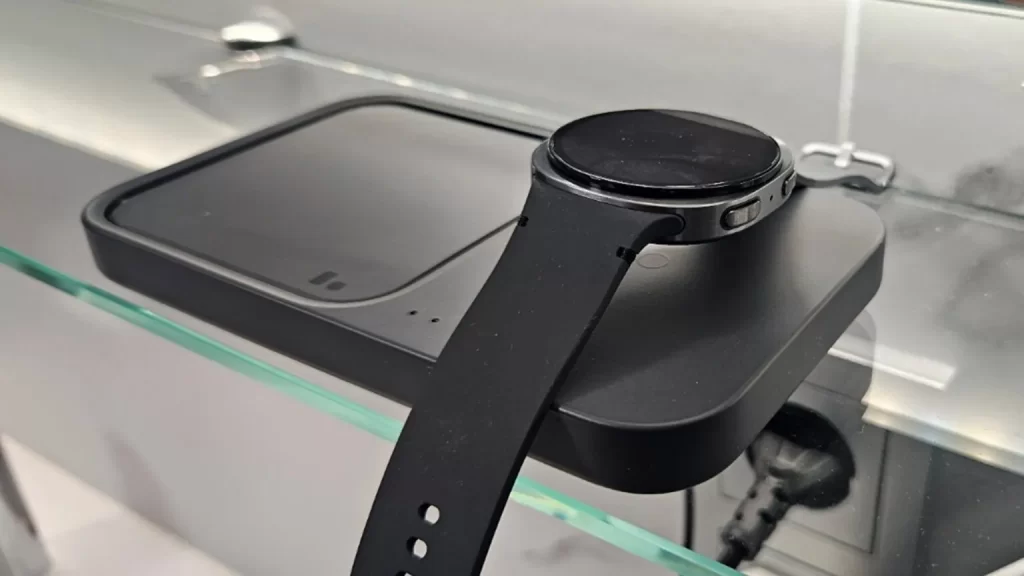 Galaxy Watch 8 用户因这个尴尬的充电缺陷疯狂吐槽三星
