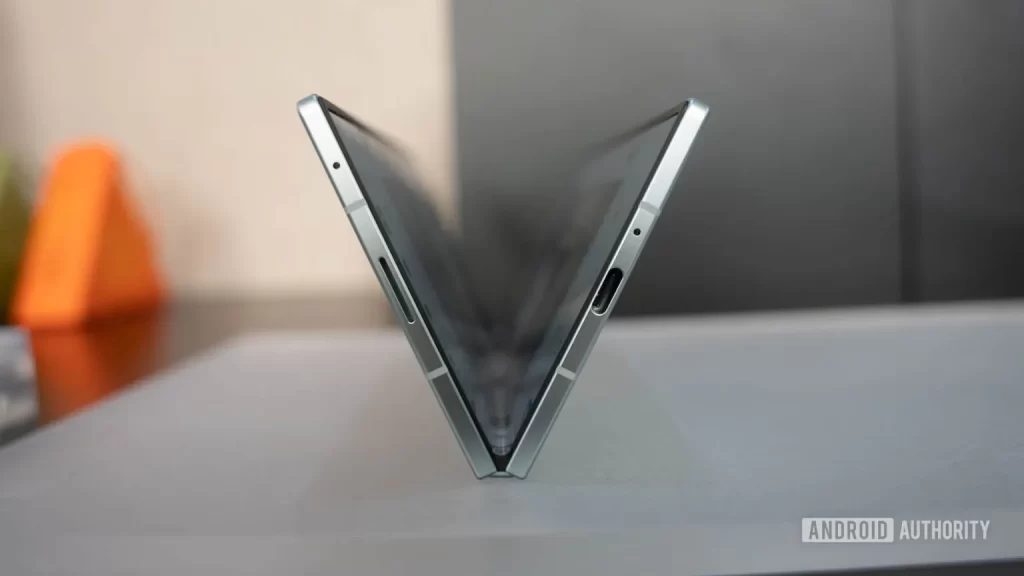 Galaxy Z Fold 7 的屏幕可承受 50 万次折叠，耐用性相比 Fold 6 实现巨大飞跃