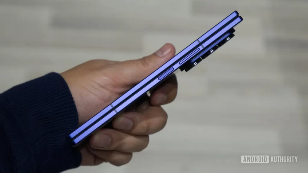 这就是为什么有人要在他们价值 2000 美元的 Galaxy Z Fold 7 上贴防滑贴膜的原因