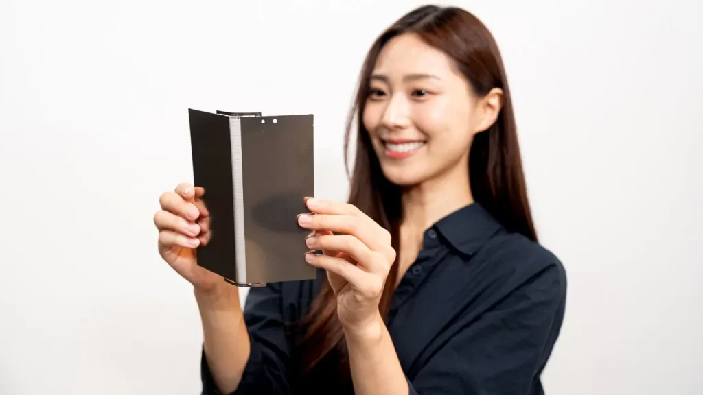 Galaxy Z Fold 7 的屏幕可承受 50 万次折叠，耐用性相比 Fold 6 实现巨大飞跃