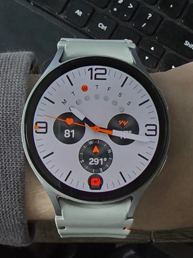 你现在可以在旧款 Galaxy Watch 上安装 Galaxy Watch Ultra 专属表盘 — 操作方法如下
