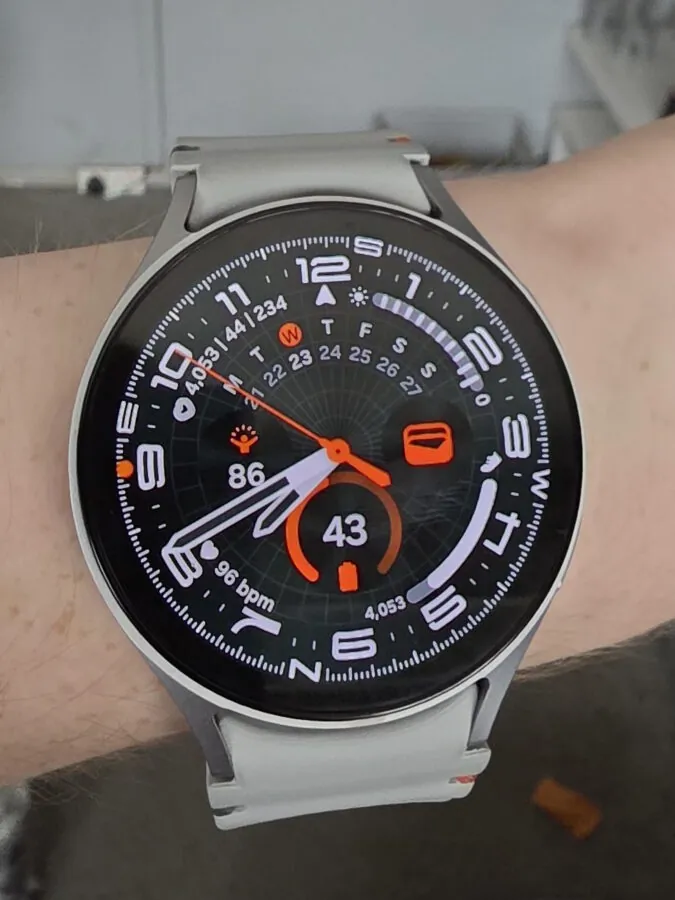 你现在可以在旧款 Galaxy Watch 上安装 Galaxy Watch Ultra 专属表盘 — 操作方法如下