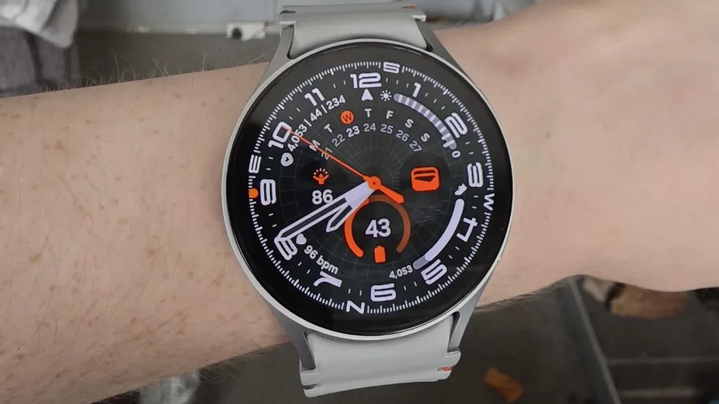 你现在可以在旧款 Galaxy Watch 上安装 Galaxy Watch Ultra 专属表盘 — 操作方法如下