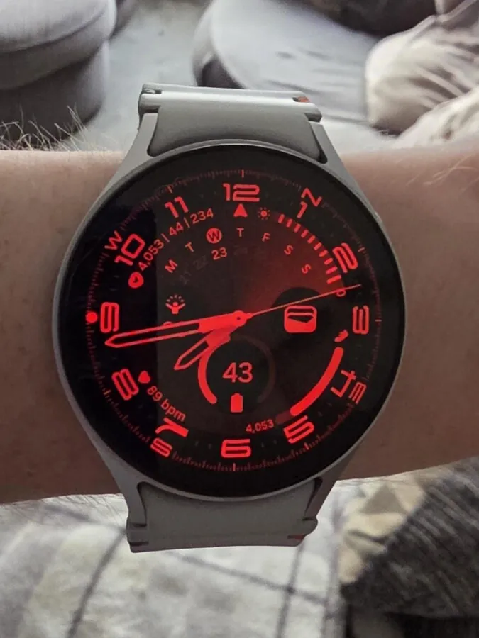 你现在可以在旧款 Galaxy Watch 上安装 Galaxy Watch Ultra 专属表盘 — 操作方法如下