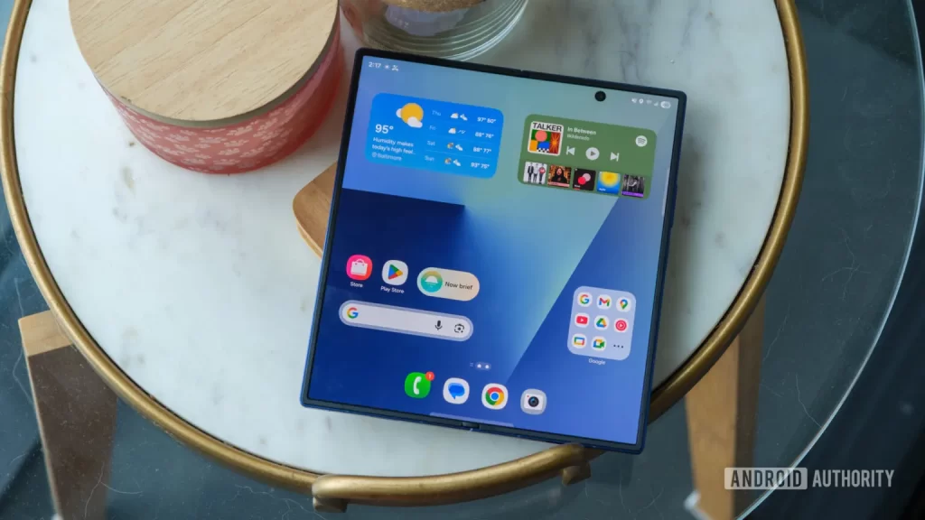 我们的 Galaxy Z Fold 7 能够完美平整展开，但有消费者反映展示机存在问题