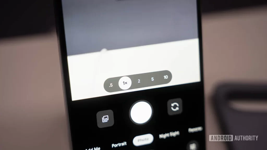 谷歌回应了我们的期待，在 Pixel 10 Pro 相机应用中新增了 10 倍变焦按钮