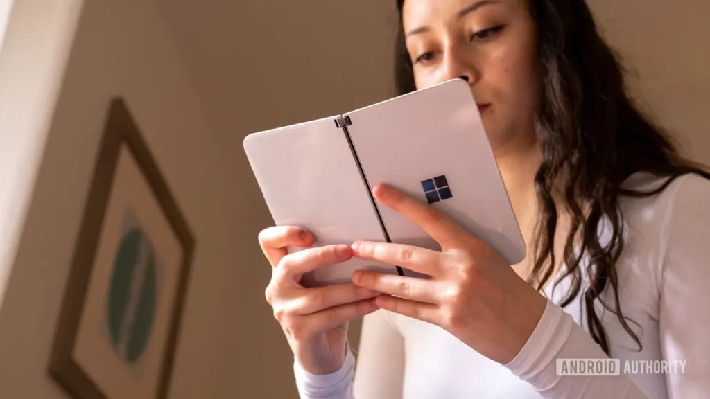 微软未发布的搭载 Windows 的 Surface Duo 可折叠手机正在出售，但想买到它可没那么容易