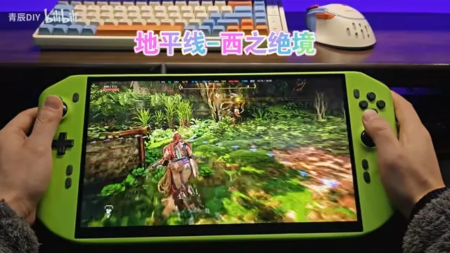 忘掉 Steam Deck 吧，这台 12.5 英寸掌机能以 4K 分辨率、100 帧运行游戏