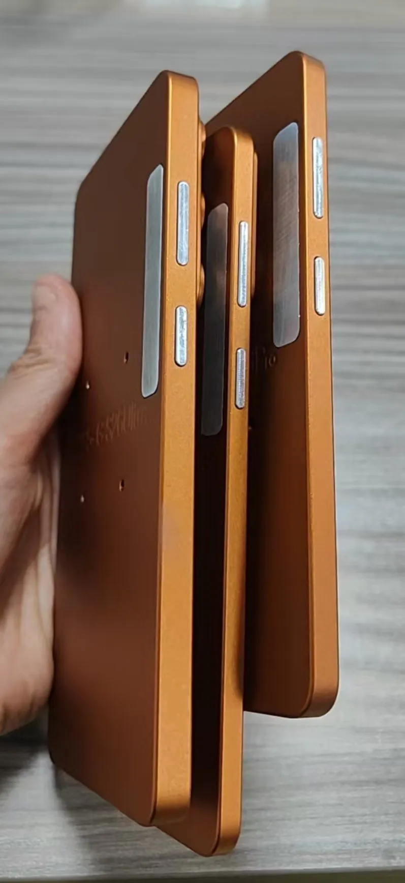 泄露的 Galaxy S26 Edge 渲染图显示：机身纤薄，但相机凸起不算薄