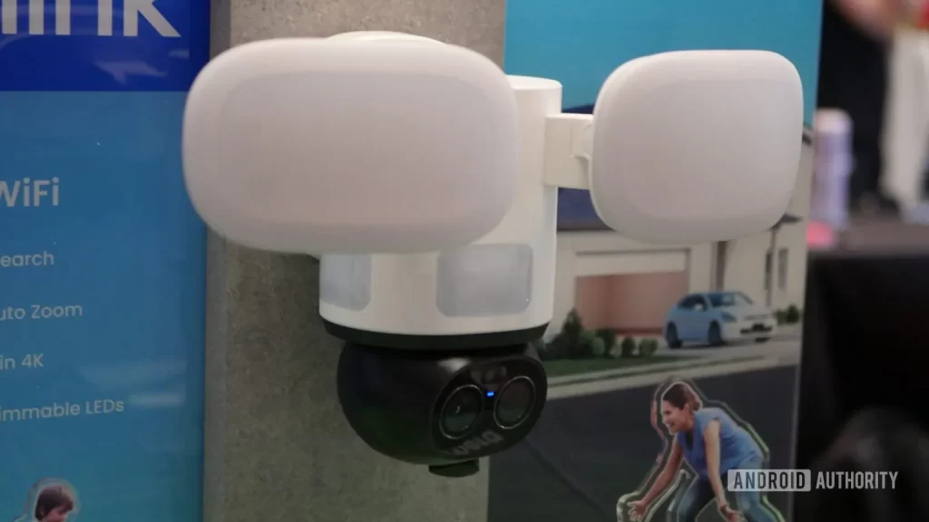 这款 双 4K 安防摄像头 支持 360° 全景旋转，通过 AI 实时提醒你注意门外的情况