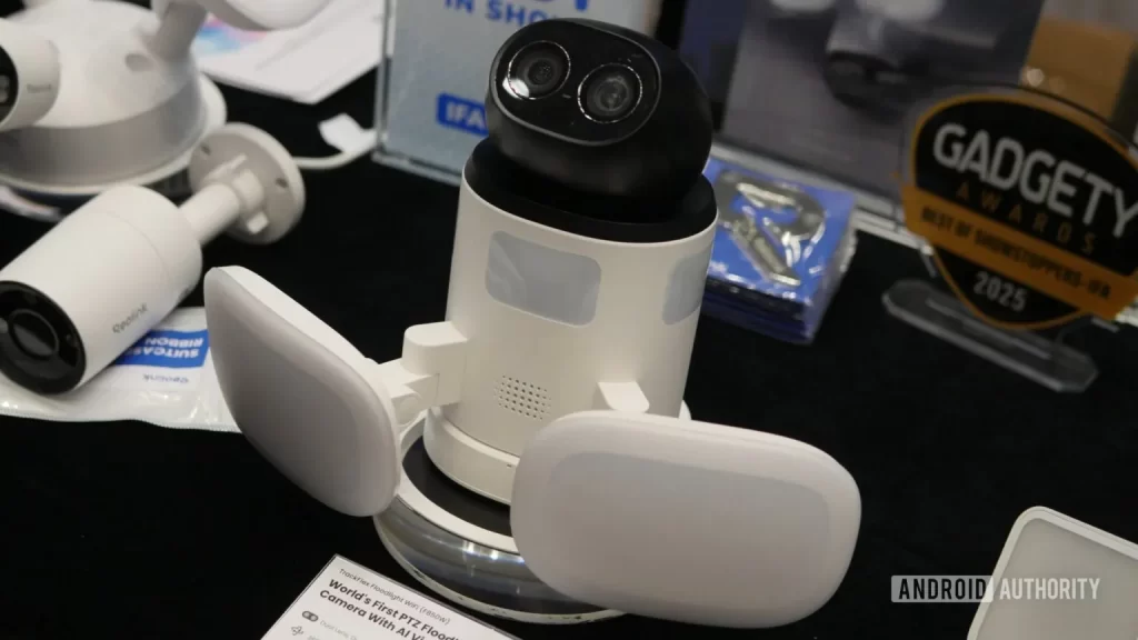 这款 双 4K 安防摄像头 支持 360° 全景旋转，通过 AI 实时提醒你注意门外的情况
