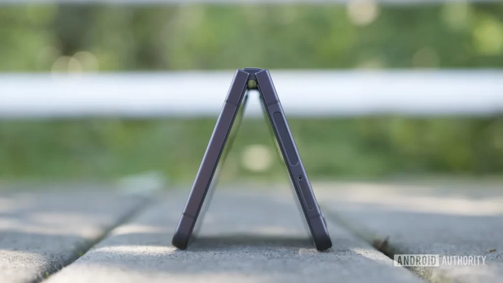 三星可能会将成功的 Galaxy Z Fold 7 设计理念应用到 Galaxy Z Flip 8 上