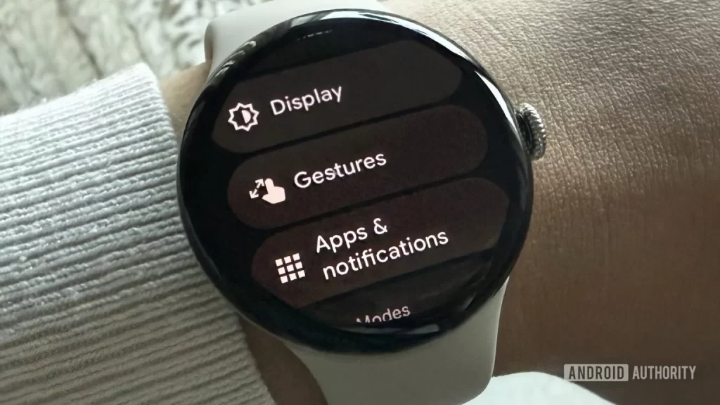 我们之前发现的 Pixel Watch 4 手势？谷歌刚刚正式发布了