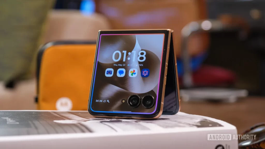 这些摩托罗拉的周边礼品或许正暗示着 Razr 折叠机将迎来全新的形态