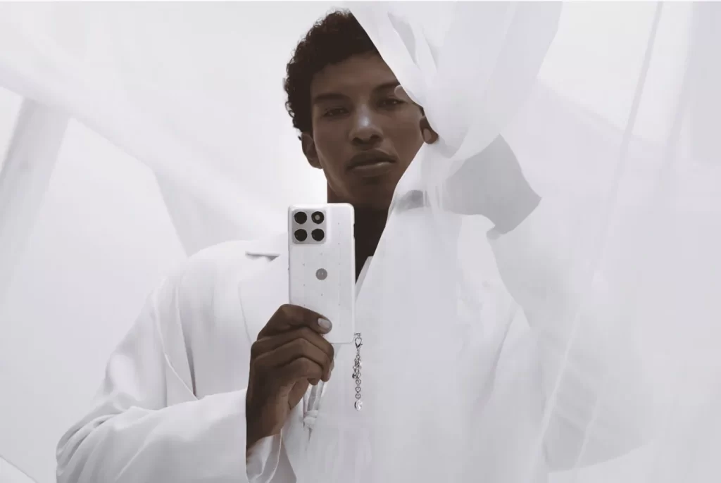 摩托罗拉最新的年度色手机其实并不算多彩